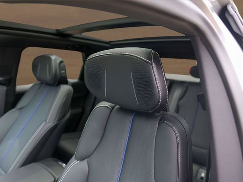 Certified 2025 Cadillac Lyriq Luxury w/ LPO, Floor Liner Package AWD/4WD image 10