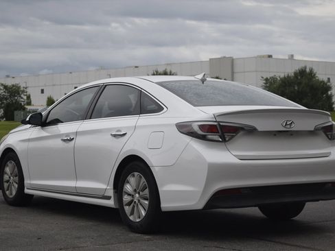 Used 2016 Hyundai Sonata SE FWD image 2