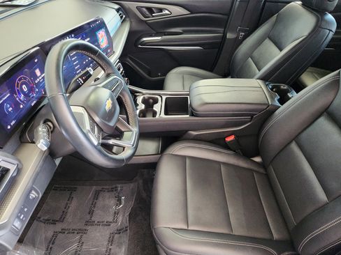 Certified 2025 Chevrolet Traverse LT FWD image 13
