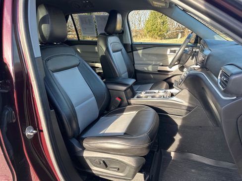 Used 2022 Ford Explorer XLT w/ Equipment Group 202A image 23