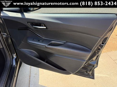 Used 2018 Toyota C-HR XLE FWD image 31