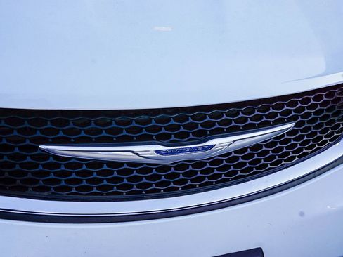 Used 2017 Chrysler Pacifica Touring w/ Tire & Wheel Group FWD image 12