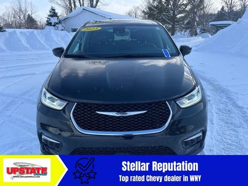 Used 2023 Chrysler Pacifica Touring-L image 3