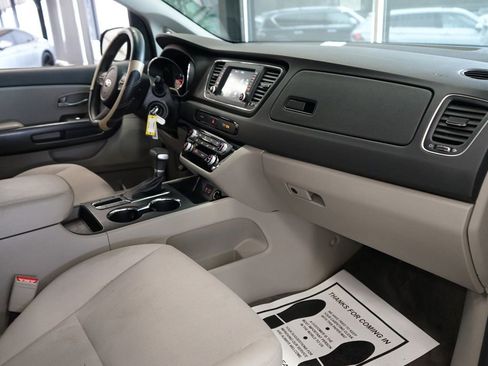 Used 2021 Kia Sedona LX image 42