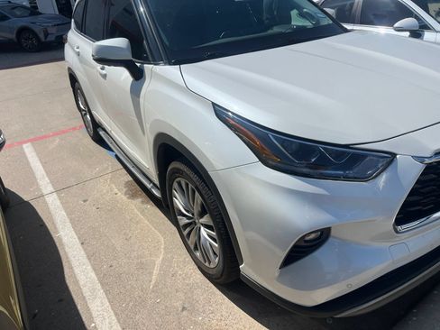 Used 2021 Toyota Highlander Platinum FWD image 4