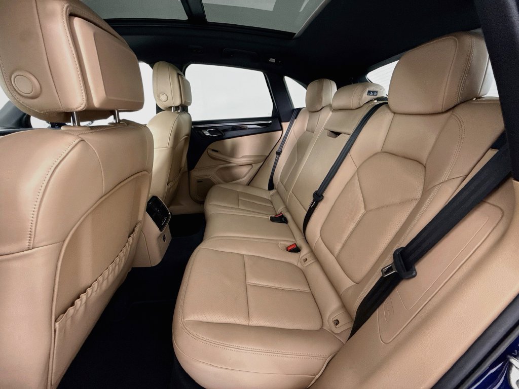 Certified 2025 Porsche Macan AWD/4WD image 24