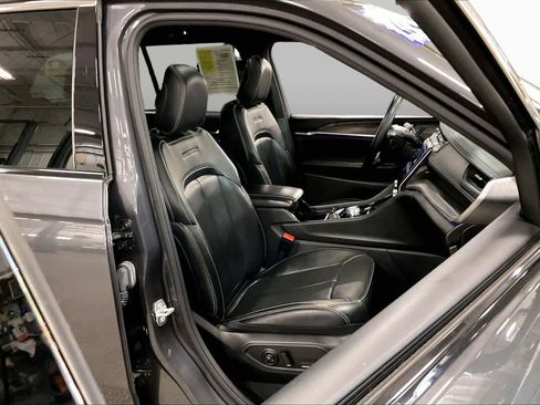 Used 2022 Jeep Grand Cherokee Overland AWD/4WD image 9