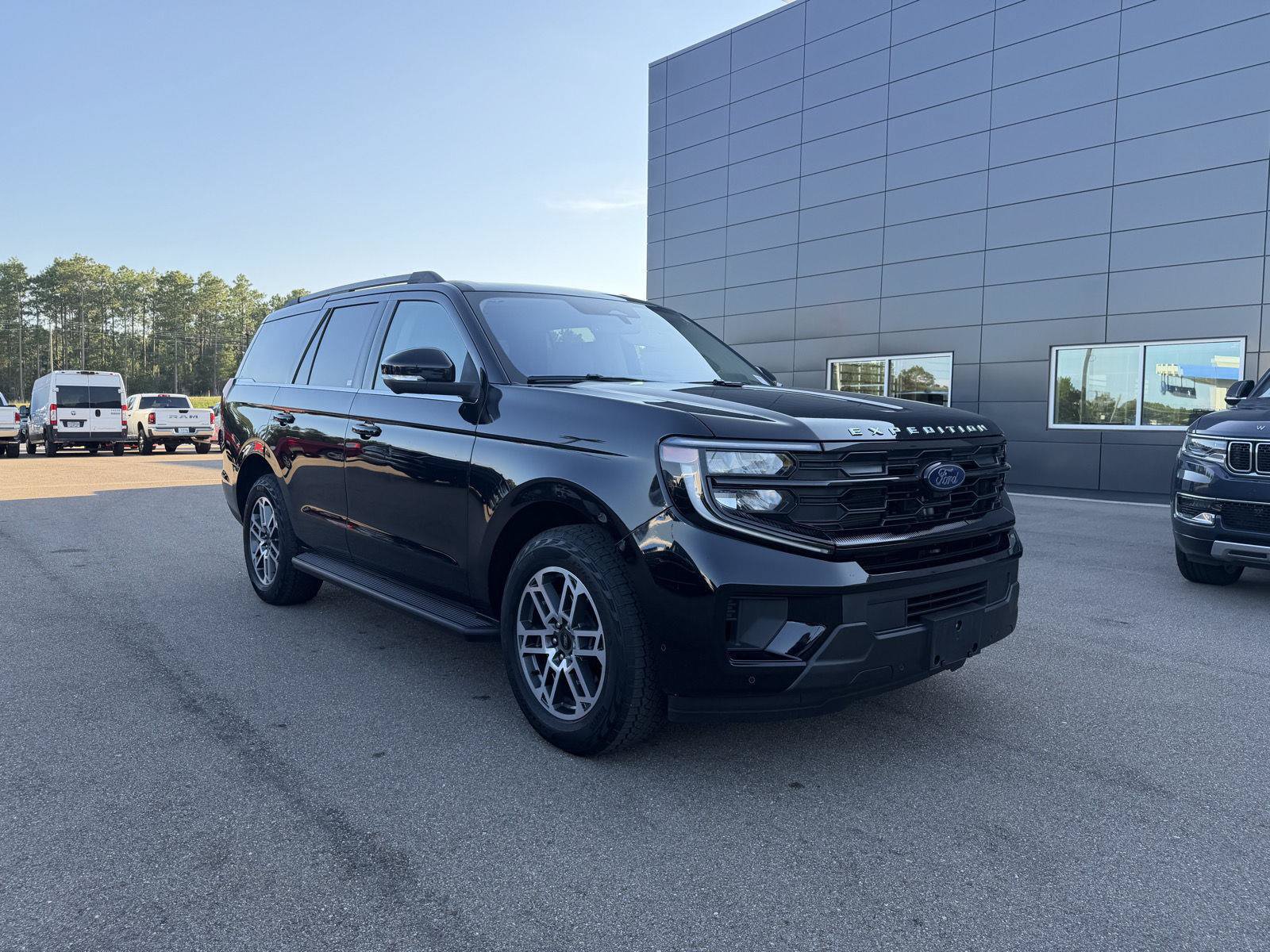 Used 2025 Ford Expedition Active AWD/4WD image 3