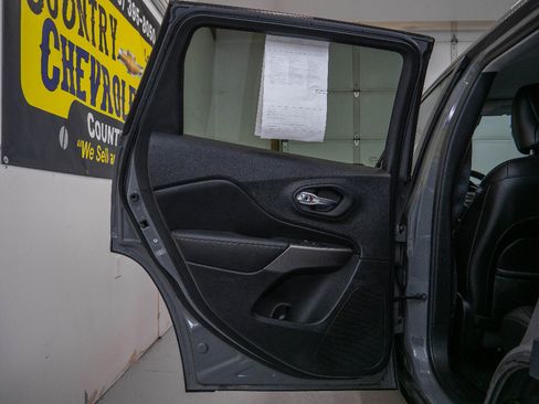 Used 2019 Jeep Cherokee Limited image 14