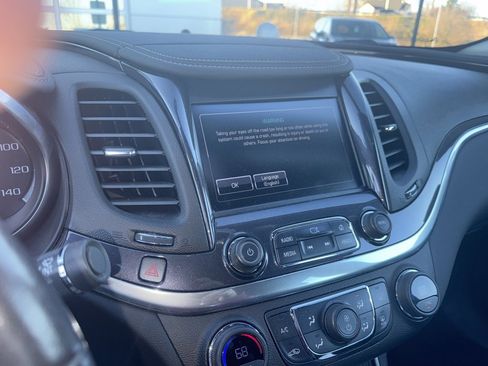 Used 2017 Chevrolet Impala LT w/ Convenience Package image 4