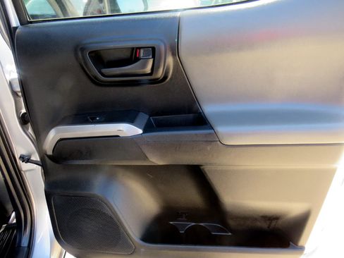 Used 2017 Toyota Tacoma SR5 w/ Tow Package image 22