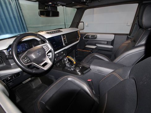 Used 2023 Ford Bronco Badlands image 2