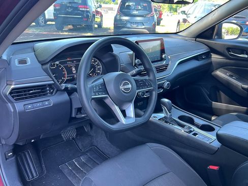 Used 2025 Nissan Altima 2.5 SV AWD/4WD image 11