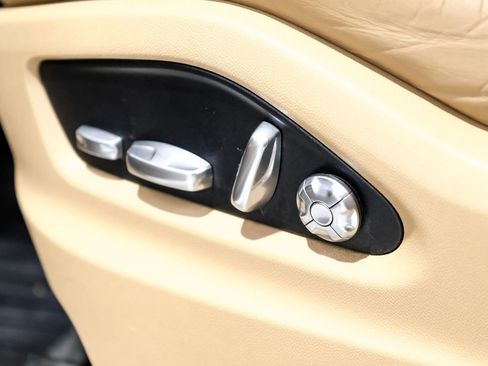 Used 2019 Porsche Cayenne Sport Utility 4D image 35