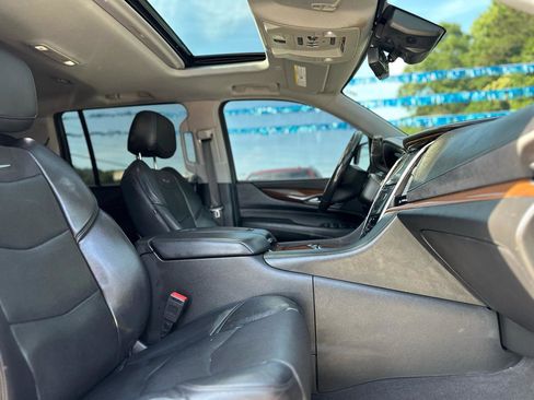 Used 2020 Cadillac Escalade ESV Luxury w/ Escalade Sport Edition AWD/4WD image 19