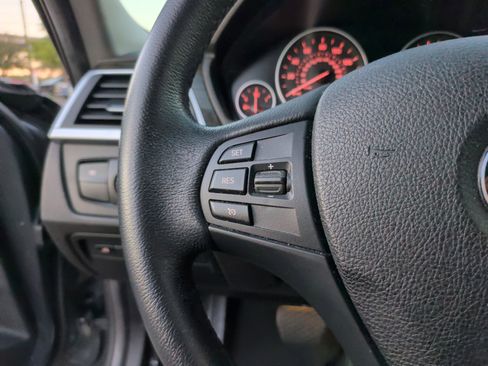 Used 2018 BMW 320i Sedan w/ Premium Package image 18