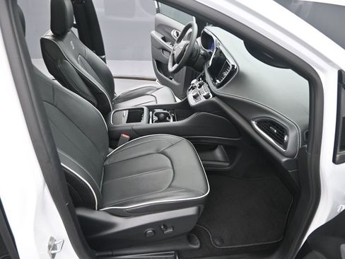 Used 2025 Chrysler Pacifica Limited image 18