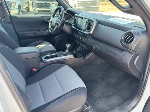Used 2021 Toyota Tacoma TRD Sport w/ Technology Package AWD/4WD image 19