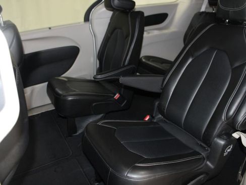 Used 2024 Chrysler Pacifica Touring-L image 35