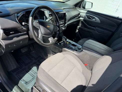 Used 2023 Chevrolet Traverse LT FWD image 2