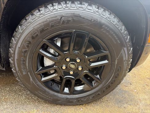 Used 2024 Land Rover Defender 110 X-Dynamic SE image 32