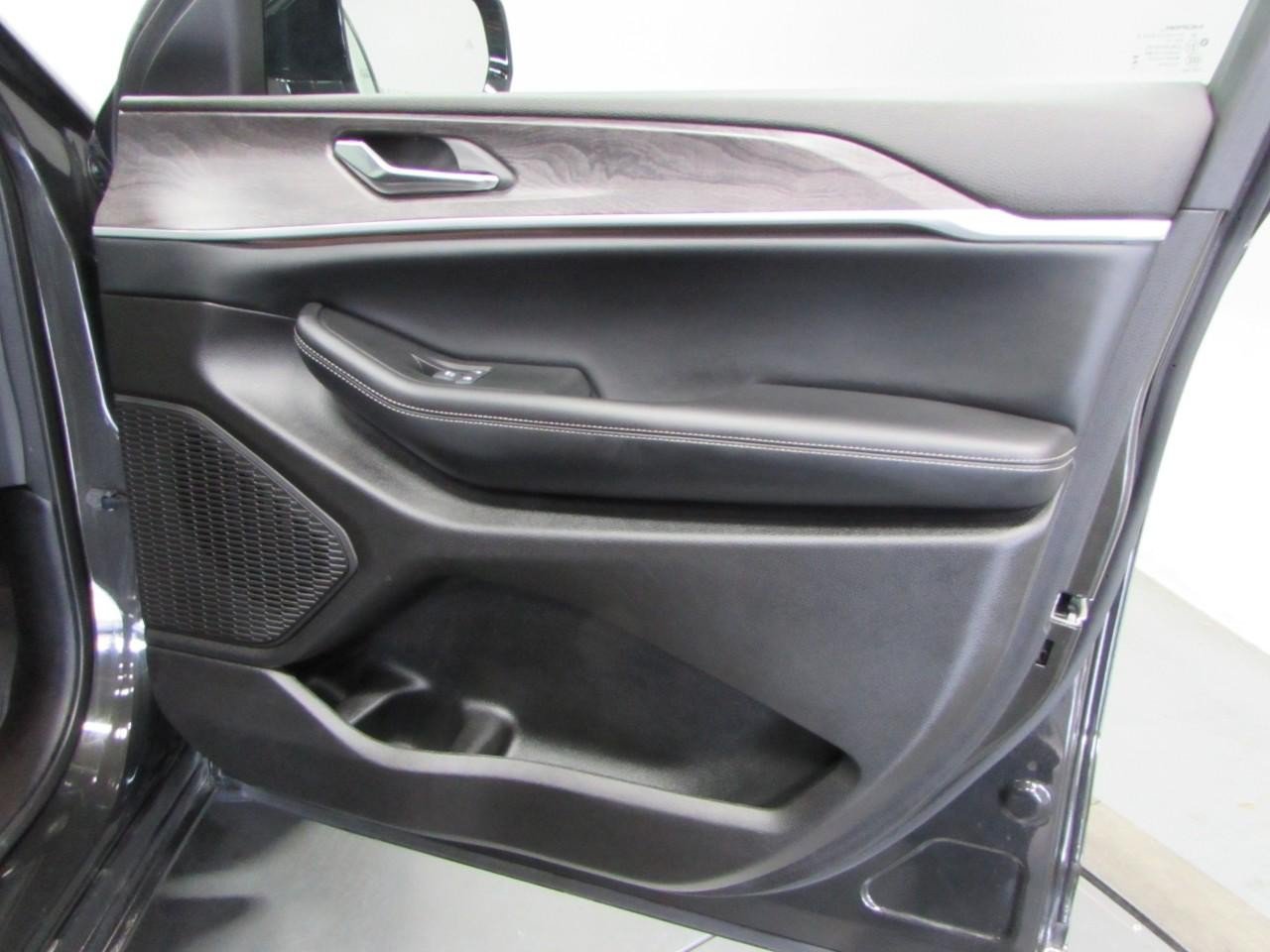 Used 2024 Jeep Grand Cherokee L Limited w/ Luxury Tech Group II AWD/4WD image 17