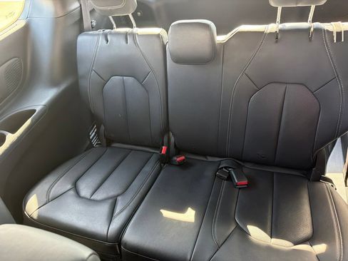 Used 2019 Chrysler Pacifica Touring-L Plus w/ Advanced Safetytec Group FWD image 9