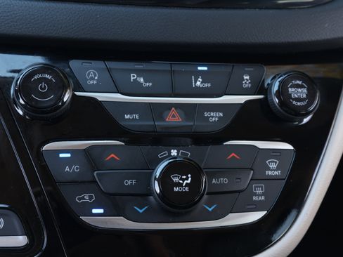 Used 2024 Chrysler Pacifica Touring-L FWD image 10