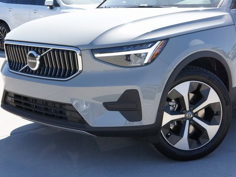 New 2025 Volvo XC40 B5 Core w/ Protection Package Premier image 6