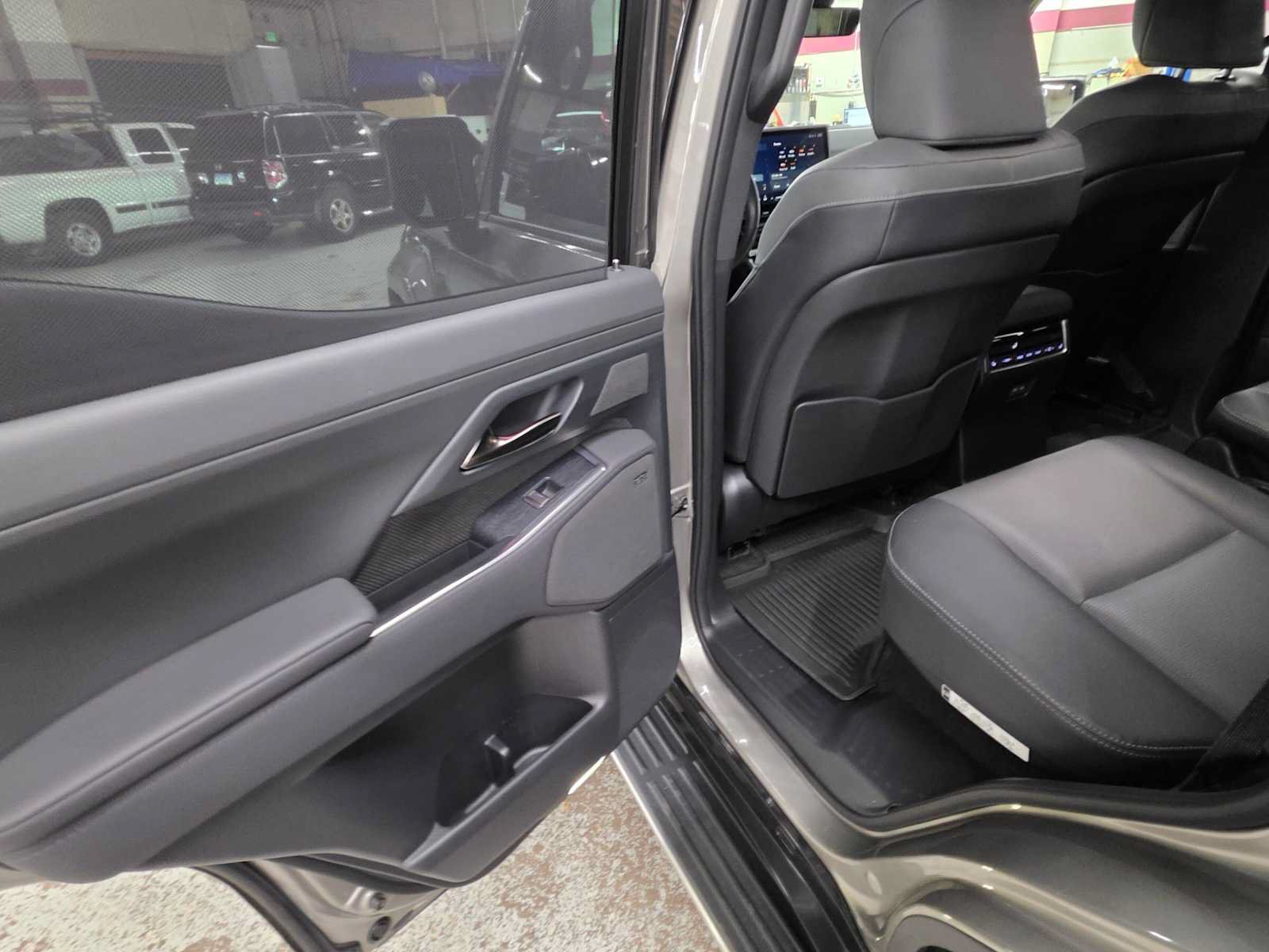 Used 2024 Lexus GX 550 w/ Cold Area Package AWD/4WD image 16