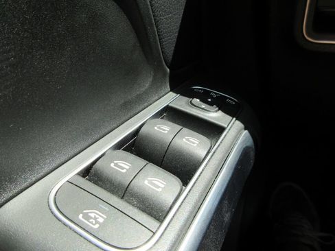 Used 2022 Mercedes-Benz GLB 250 4MATIC image 28