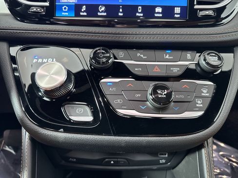 New 2026 Chrysler Pacifica Pinnacle image 12