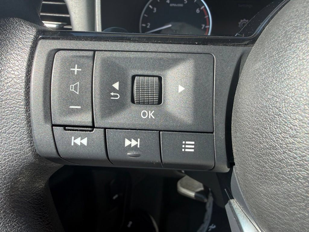 Certified 2021 Nissan Rogue SV FWD image 14