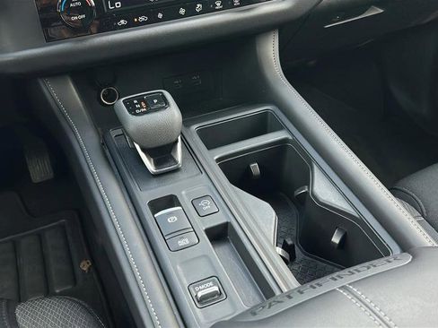 Used 2025 Nissan Pathfinder S FWD image 23