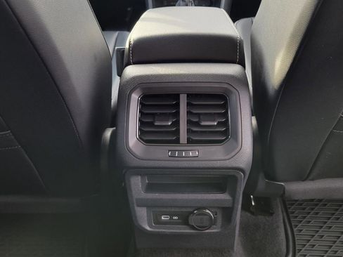 Used 2022 Volkswagen Tiguan SE image 45