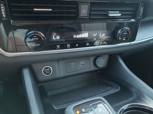 Certified 2023 Nissan Rogue SV FWD image 24