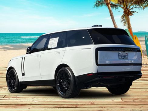Used 2025 Land Rover Range Rover SE image 4