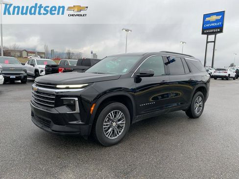 Used 2025 Chevrolet Traverse LT image 3