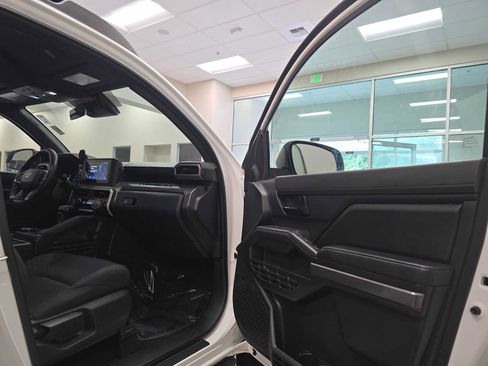 Certified 2025 Toyota Tacoma SR5 AWD/4WD image 28