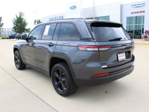 Used 2023 Jeep Grand Cherokee Altitude AWD/4WD image 4