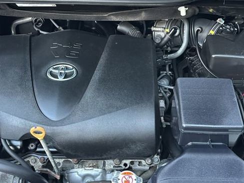 Used 2018 Toyota Sienna XLE Premium w/ Carpet Mat Package FWD image 34