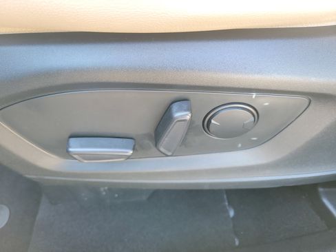 Used 2020 Ford Explorer XLT w/ Equipment Group 202A image 24