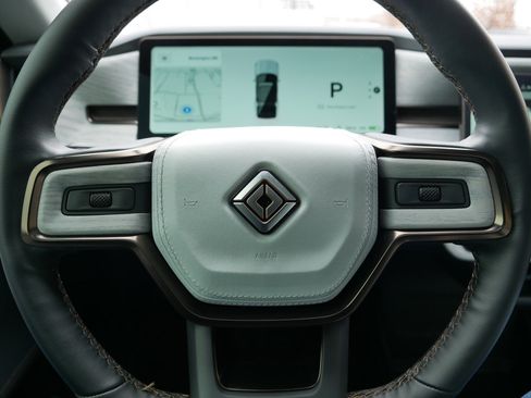 Used 2025 Rivian R1S Premium image 24