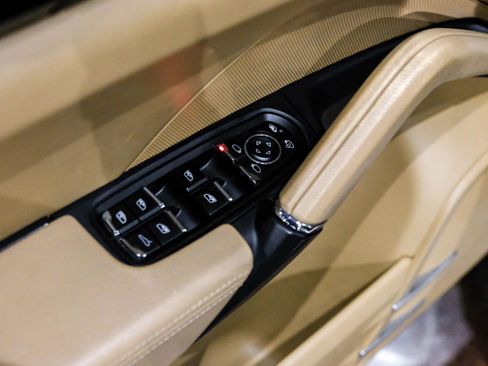 Used 2018 Porsche Cayenne S image 43