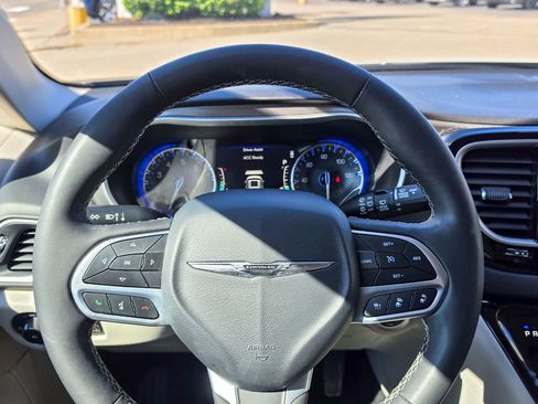 Used 2024 Chrysler Pacifica Touring-L FWD image 22
