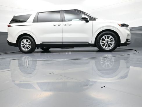 Used 2024 Kia Carnival LX FWD image 28