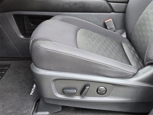 Used 2024 Nissan Pathfinder SV w/ SV Premium Package image 26