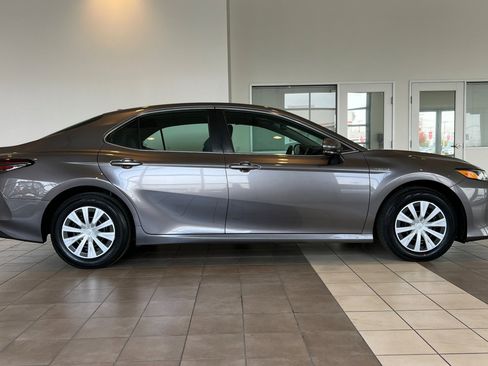 Used 2021 Toyota Camry LE image 3