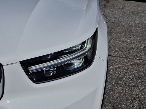 Used 2019 Volvo XC40 T5 Momentum image 9