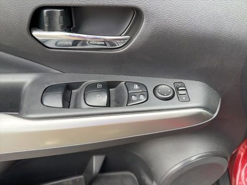 Used 2019 Nissan Kicks SR w/ SR Premium Package FWD image 12
